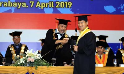 Rektor Universitas Dr. Soetomo (Unitomo) Surabaya, Dr. Bachrul Amiq, SH., MH,. memberikan ucapan selamat kepada Gunadi Putra, penyandang autis yang berhasil menuntaskan studinya. Gunadi Putra juga berhak atas beasiswa S2 Fakultas Ilmu Komunikasi (Fikom) di kampus tersebut sebagai apresiasi