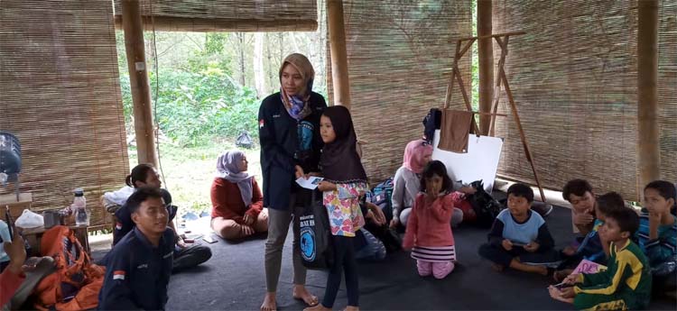 Walau diguyur hujan seharian Out Bond yang digelar Sahabat Pena dengan Anak Yatim Al Ashar berjalan penuh kekeluargaan. (fan) 