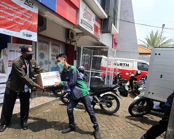OPERASI PANGAN: Sejumlah personel ACT tengah mempersiapkan operasi pangan