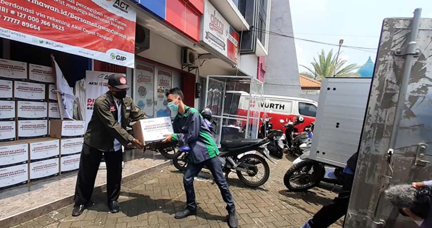OPERASI PANGAN: Sejumlah personel ACT tengah mempersiapkan operasi pangan