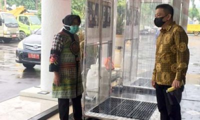 BILIK STERILISASI: Wali Kota Surabaya Tri Rismaharini mengamati bilik sterilisasi bantuan Ubaya