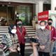 Penyerahan tiga alat canggih itu dilakukan langsung oleh Rektor ITTS Tri Arif Sarjono kepada Wali Kota Risma di Balai Kota Surabaya, Kamis (09/04/2020)