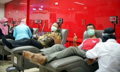 DONOR DARAH: Wawali Surabaya Whisnu Sakti (no.2 dari kanan) ikut donor darah