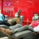 DONOR DARAH: Wawali Surabaya Whisnu Sakti (no.2 dari kanan) ikut donor darah