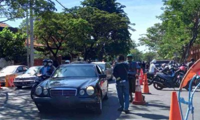 Kendaraan Peserta Vaksinasi Massal Mulai Padati Gelora 10 November Surabaya