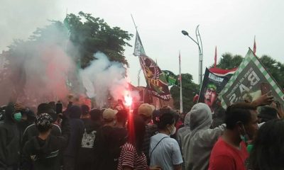 Tuntut Revolusi Sepak Bola Indonesia, Ratusan Bonek Persebaya Geruduk Grahadi