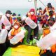 Peringati Puncak Harkannas, Bupati Lamongan Dampingi Gubernur Jatim Tebar Benih Ikan di Perairan Lamongan