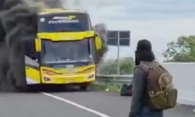 Bus Pariwisata Membawa 48 Penumpang Terbakar di Tol Pandaan - Malang